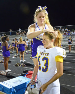 ohtheandrogyny:  magik-aimee:  ihateeveryonefrombektun:  missingkeys:  calystarose:   Girl is pioneer at quarterback for Florida High School  That first picture just fills me with such joy and a feeling of hope.  HEY ERIN HEY! It’s the last picture