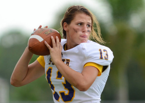 ihateeveryonefrombektun: missingkeys: calystarose: Girl is pioneer at quarterback for Florida High S