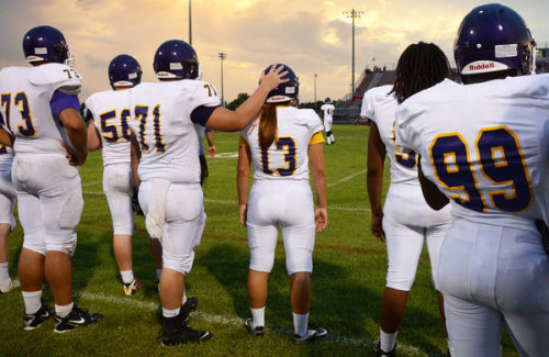 unspicylatino:  ohtheandrogyny:  magik-aimee:  ihateeveryonefrombektun:  missingkeys:  calystarose:   Girl is pioneer at quarterback for Florida High School  That first picture just fills me with such joy and a feeling of hope.  HEY ERIN HEY! It’s the