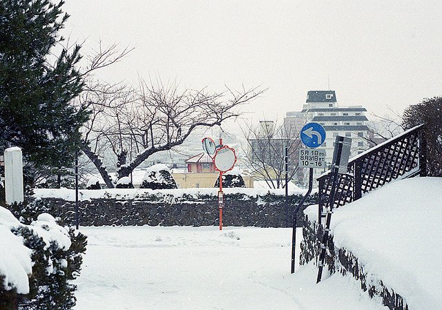 machino-hi:  雪の丁字路 by sabamiso on Flickr. 