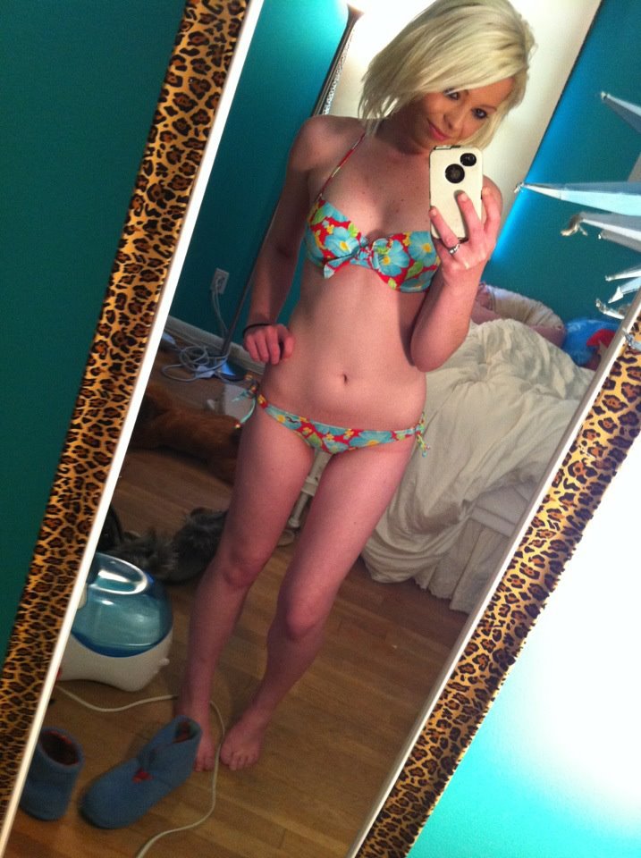 captaininsanoshorrorshow:  thegirlcrushing:  http://blonde-barbiie.tumblr.com   