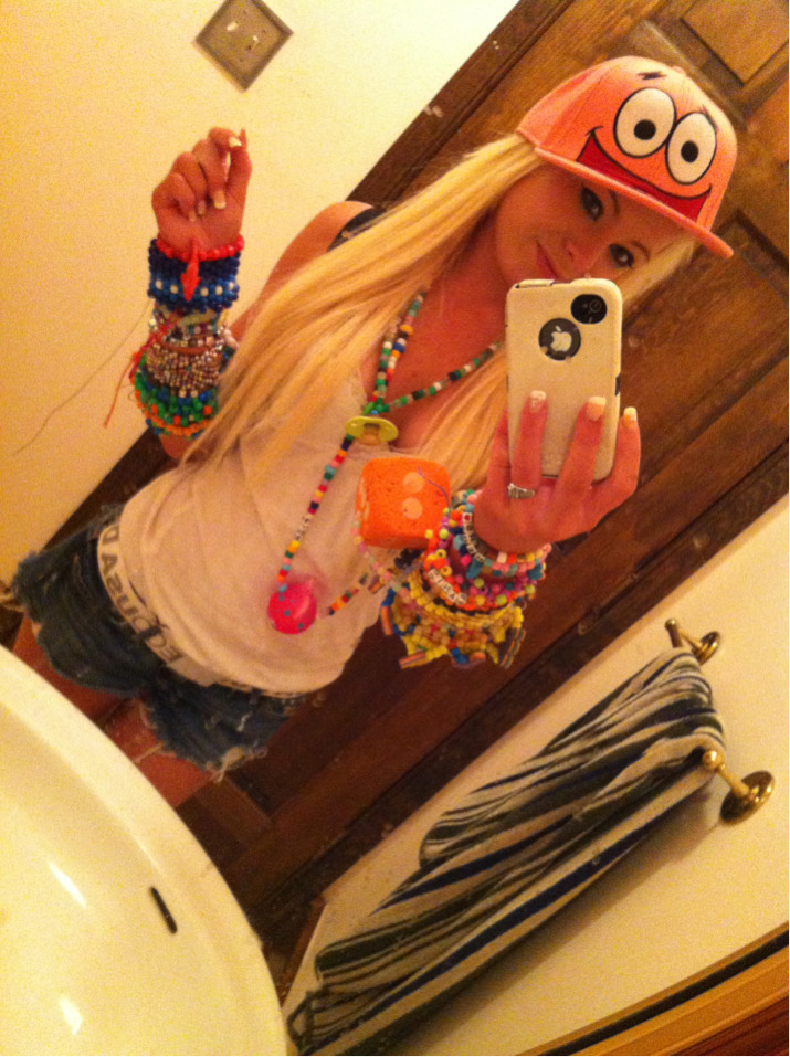 captaininsanoshorrorshow:  thegirlcrushing:  http://blonde-barbiie.tumblr.com   