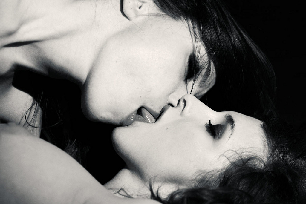 Lesbians Kissings