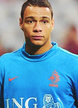 leyparis:   9 pictures of my most attractive football players└ 16/∞ → Gregory Van der Wiel.  Damn he is fine! 