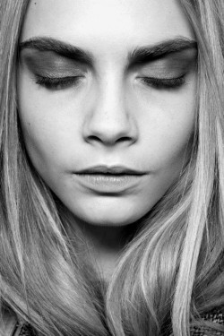 l-mode:  gr-ayscale:  cara  is perfect 