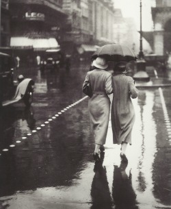 wehadfacesthen:  Women walking in the rain,