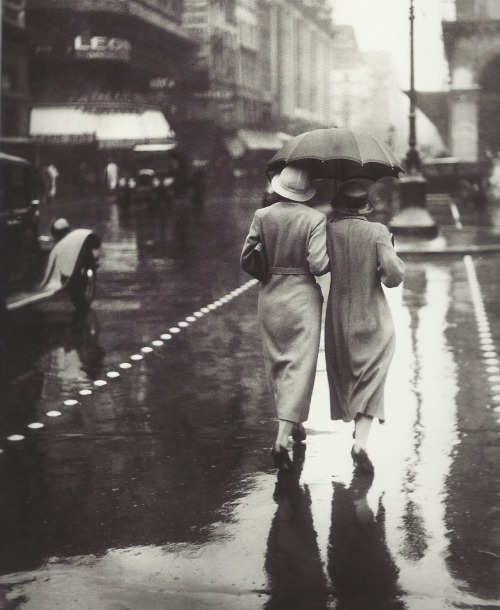 fantomas-en-cavale:Promeneuses sous la pluie, Paris, 1934 (photographe inconnu)