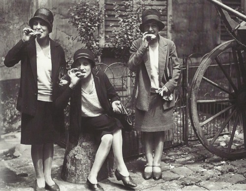 fantomas-en-cavale:  Parisiennes dégustant des crêpes, 1929 (photographe inconnu) 
