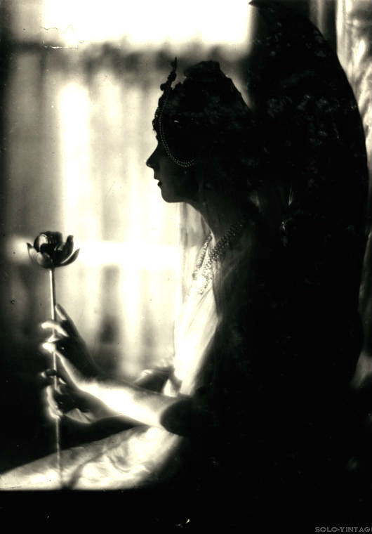 solo-vintage:  Ruth St. Denis in The Revelation of the Goddess from Omika