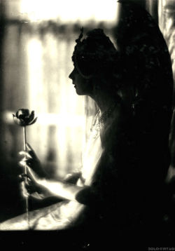 Solo-Vintage:  Ruth St. Denis In The Revelation Of The Goddess From Omika