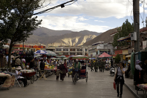 Walking up to the Barkor/Jhokang, Lhasa Tibet (by lylevincent)