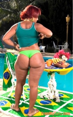 buttcracklvr:  Thickness I like from “Yo
