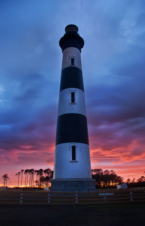 Lighthouse on Roanoke Island at Sunset (by Stuck in Customs)