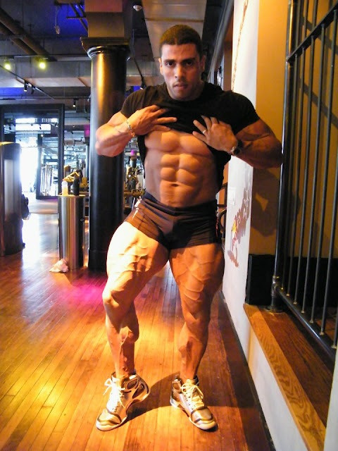 musclelover:  A very vascular Maor Zaradez, Isreali bodybuilder posing 