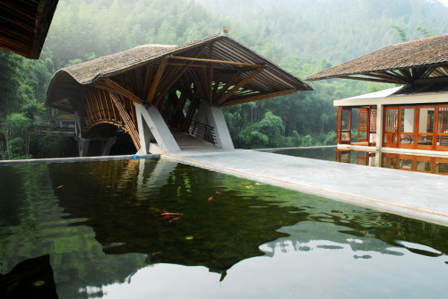 mandrag:  thekhooll: Crosswaters Ecolodge  Simón Vélez, architect and pioneer in the contemporary use of bamboo as an essential building component.  He invented a new method to build foundations and roofs, which transformed one of the world’s