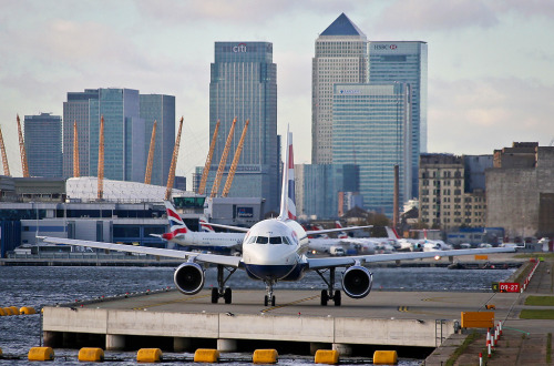 uppiluften:  London City Airport. [x]  I can see my office……..