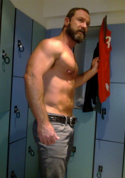 realmenstink:  my-love-4-daddy:  Oh HELL yeah!  BEARDED DAD AT THE GYM !!! 