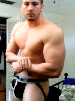 Dbcurls:  Bodybuilder Poses @ Home 