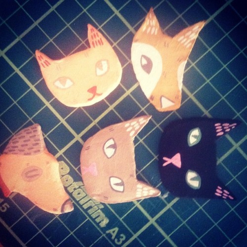 lizelikeslife: Oh hai guise! More badge making today. (Taken with Instagram)