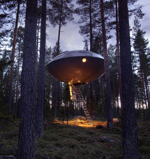 inspirezme:Check out this UFO room available from the guys over at Treehotel in Sweden. A stay will 