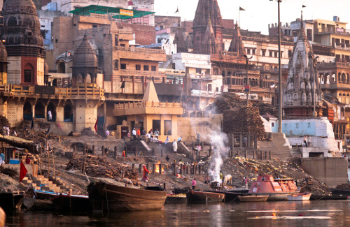 Manikarnika cremation ghat (by navid j)