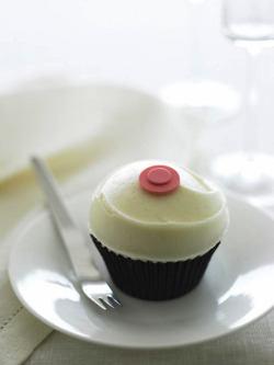 gastrogirl:  homemade ‘sprinkles’ strawberry cupcake. 