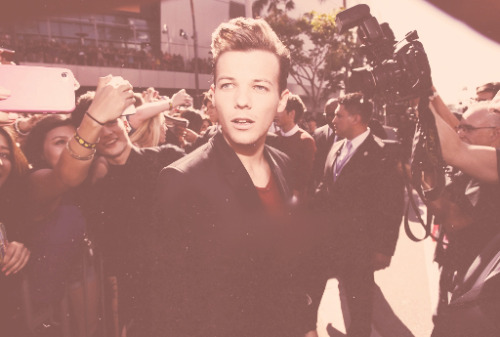   louis tomlinson looking fierce at the vmas  