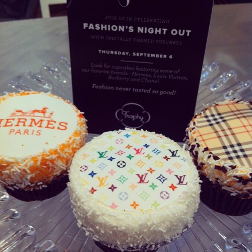 #CoutureCupcakes! #FNO @bravern @uvillage @pacific_place #wallingford via @trophycupcakes Join the f