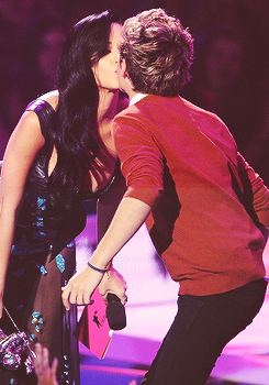 hhoran:  Niall and Harry kissing Katy. 