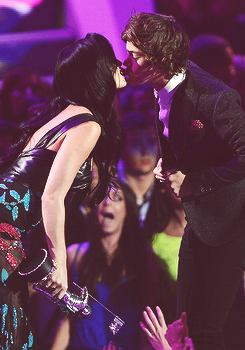 hhoran:  Niall and Harry kissing Katy.    adult photos