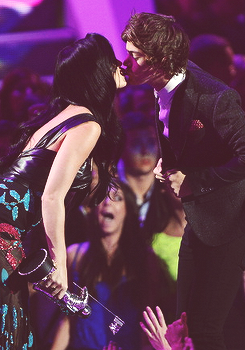 hhoran:  Niall and Harry kissing Katy. 