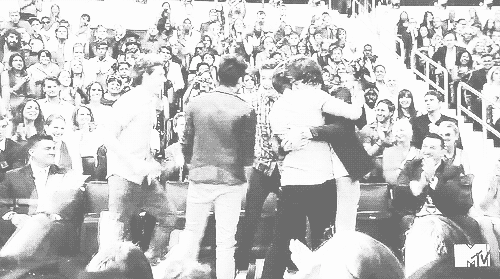 Being the captain of S.S Larry Niall just pushed Zayn and Liam out of the way to get to see the Larry moment.