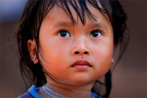 Phunoi ethnic girl in the village of Ban Dong, northern Laos (by claude gourlay).