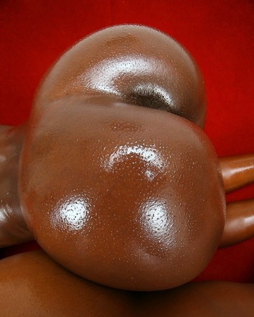 urbanassmatrix:  bbwstuff69:  planetmansexxxy:  MOCCA    oh! i never thought it would be sexy a naked girl wearing high heels. i loved this pic of you  (via TumbleOn ) 