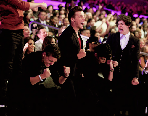 stylesinmybedxx:  tomlinscruff:  Harry and Lou’s faces yes so happy and naturally
