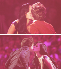 zaynsxo:  Niall and Harry kissing Katy 