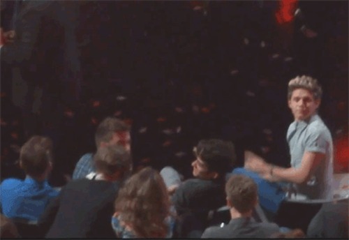 zaynsdrugseller:  Eleanor showing Zayn a dance move?  