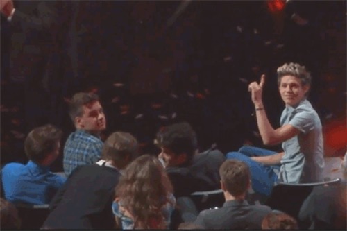 zaynsdrugseller:  Eleanor showing Zayn a dance move?  