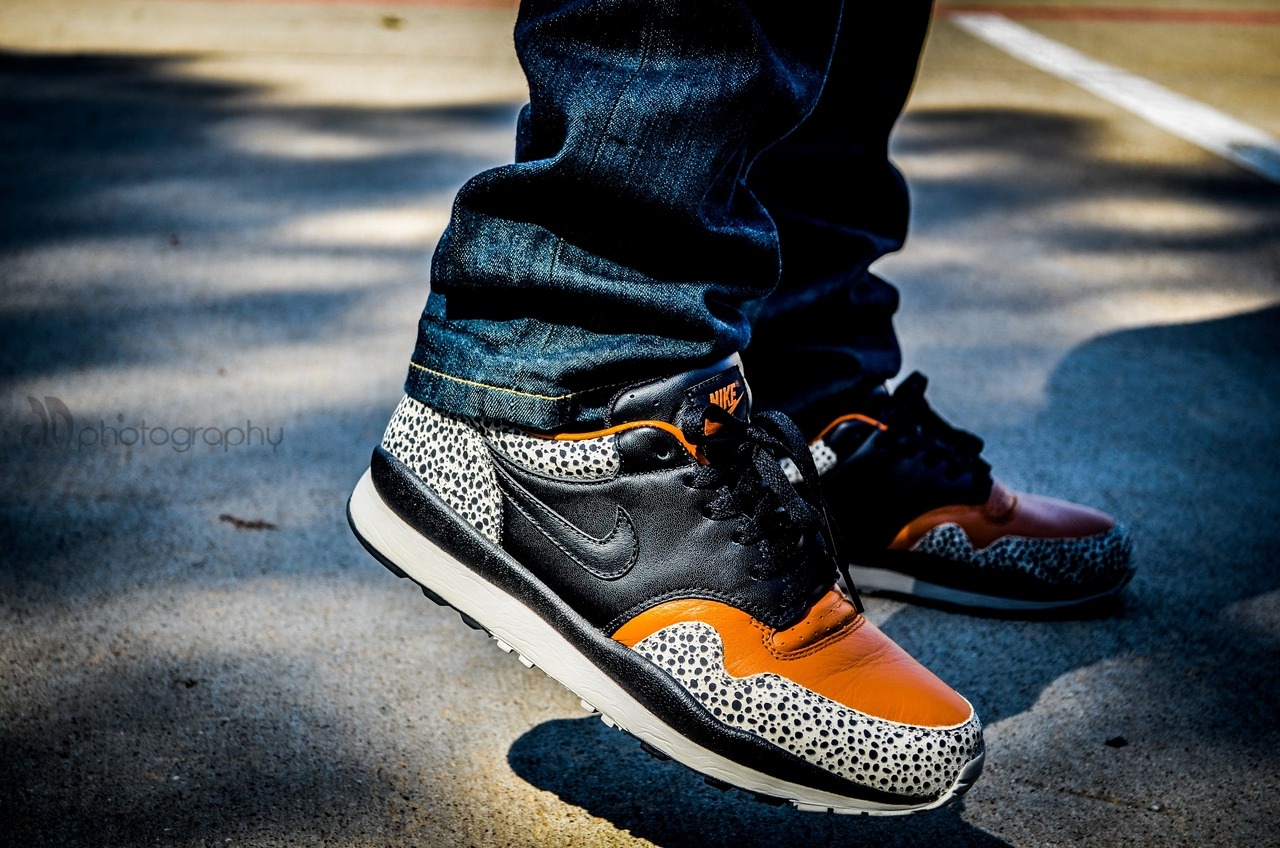 nike air safari on feet