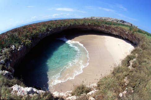  fraile:   Hidden Beach on Marieta Islands, off the coast of Puerto Vallarta, Mexico   