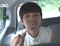 gyugasmic:  Woohyun noming on food so adorably ｡◕‿◕｡ 