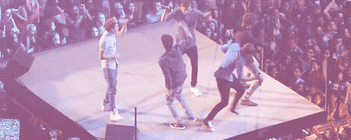 larryleedsmyshipperheart:  cunt-opolis:  m-a-k-i-n-g-w-a-v-e-s:  zaynlovesithard:  Only you idiots would do that.  harry twerking at his finest  Louis though. I’m screaming.   they still cant dance after all this time I love them 
