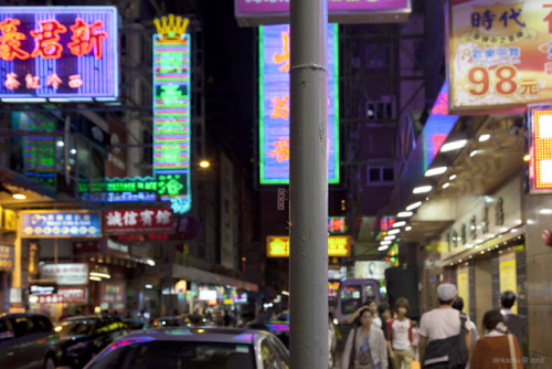 ianbrooks:  Hanging On by Slinkachu Spotted in Mong Kok, Kowloon, Hong Kong, even Slinkachu’s miniature populace has gotta make a living somehow. This image, among tons of others can be purchased in Slinkachu’s book, and you can also see it at his