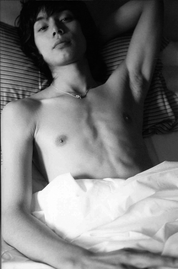 22ackermann:  kinkynik4:  hiro mizushima    The ART of the SEDUCTION………….No.5