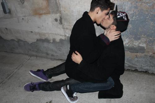 hotgaycouples:  “Close your eyes and kiss me” Follow us on Twitter 