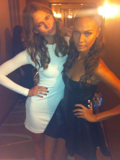 earlysunsetsovermonroeville: Backstage at the MTV VMAs with Karlie Kloss &amp; Joan Smalls