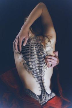 I usually tend to avoid posts that depict tattoos on women, but damn, this is beautiful.  It&rsquo;s very creepy, in a way, but this is awesome.  What more can I say?