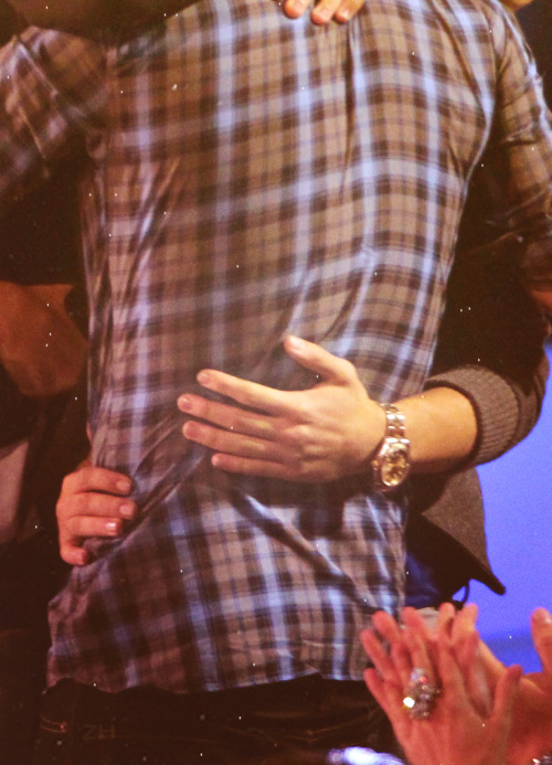notpayne:   Zayn holding Liam’s waist  