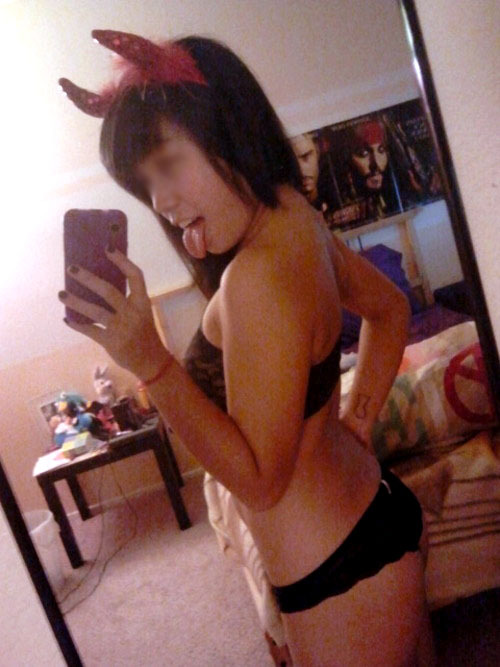 m0narchh:  aquazeal:  es-cah-payyy  My girlfriend is such ouffff ;3  bby <333