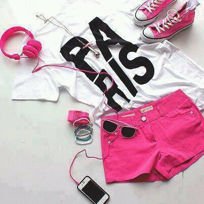 i-want-some-leftover-cupcakes:  All girls love shorts!** 